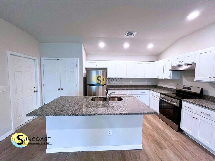 353 Reeves St - Photo 2 of 8