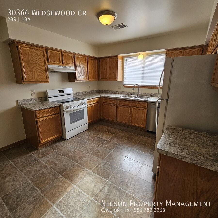 30366 Wedgewood Cir - Photo 3 of 15