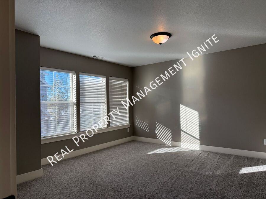 1032 Se Leonel Ln - Photo 6 of 16