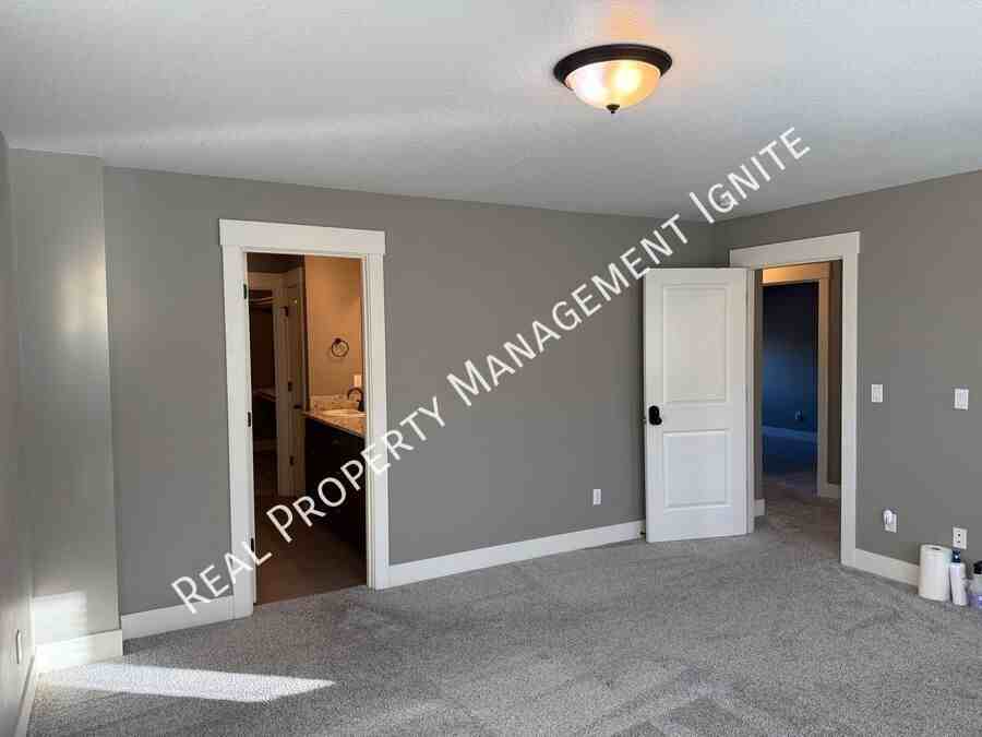 1032 Se Leonel Ln - Photo 7 of 16