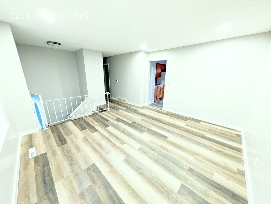 1216 Hackley Ave - Photo 2 of 18