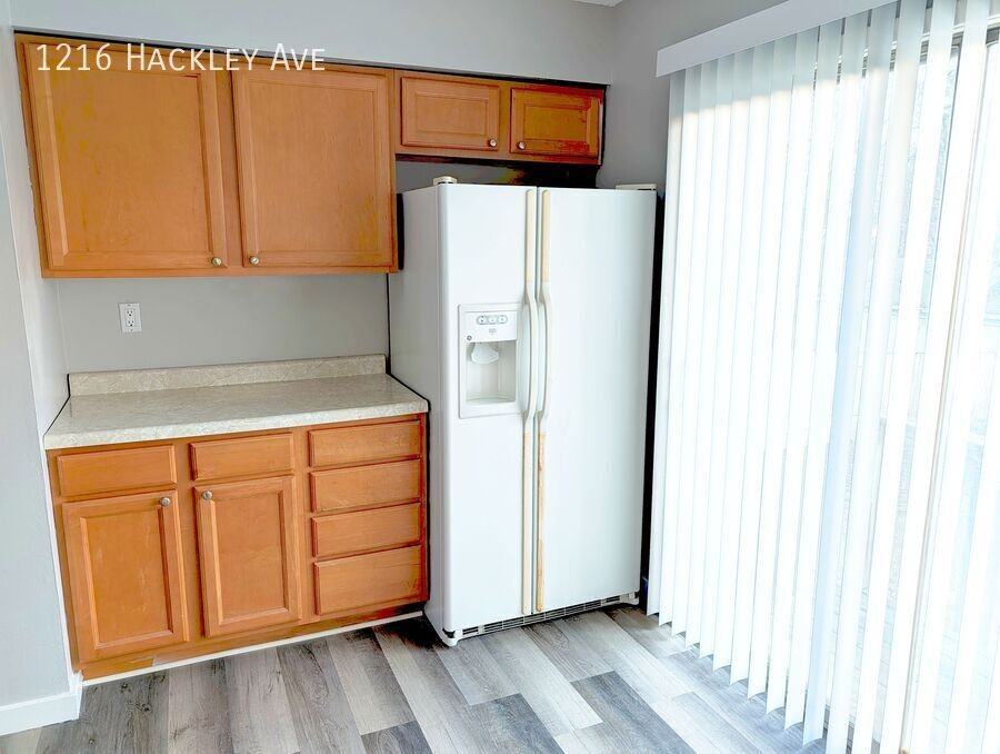 1216 Hackley Ave - Photo 4 of 18