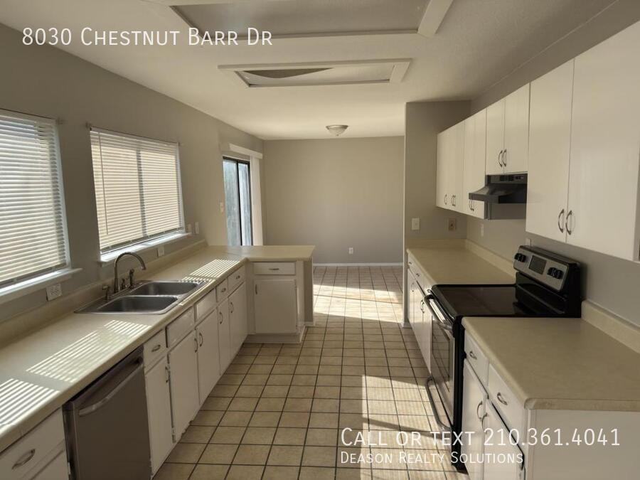 8030 Chestnut Barr Dr - Photo 6 of 33