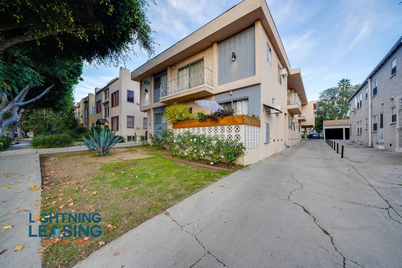 826 N Edinburgh Ave #2 - Photo 3 of 17