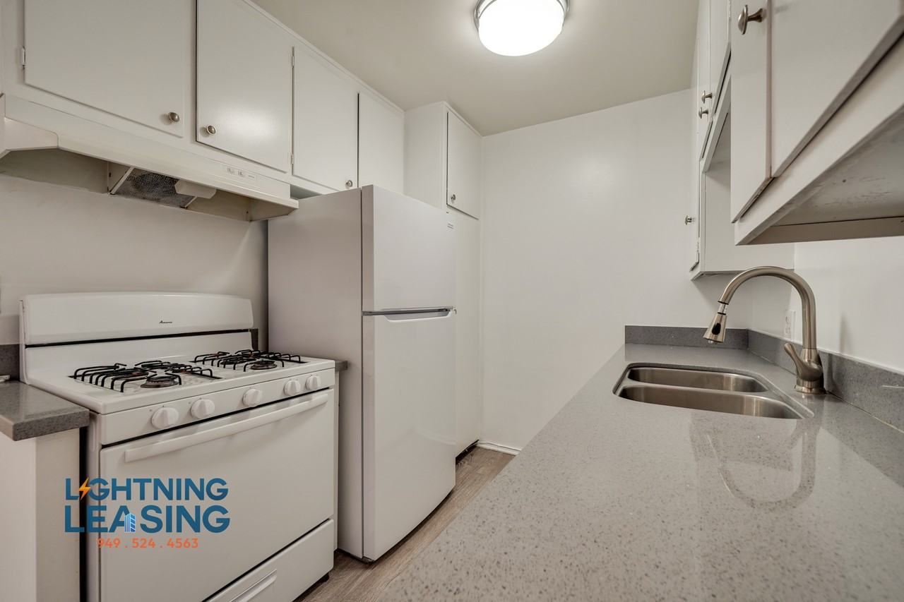 826 N Edinburgh Ave #2 - Photo 4 of 17