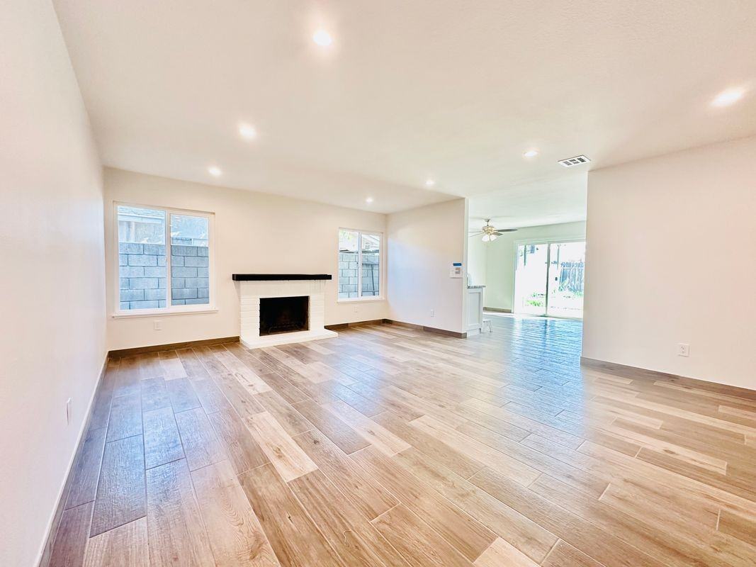 2912 E Brookside Ct - Photo 2 of 13