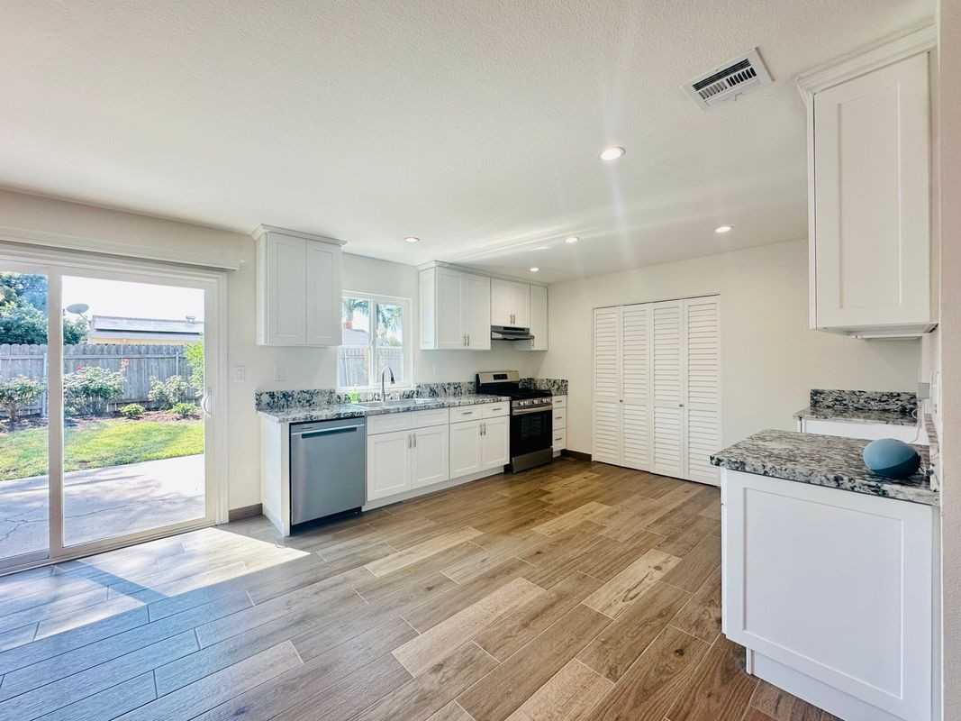 2912 E Brookside Ct - Photo 3 of 13