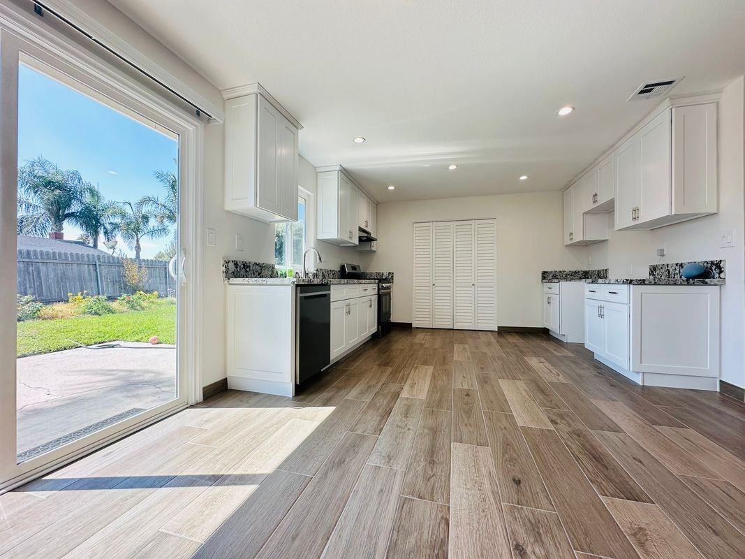 2912 E Brookside Ct - Photo 4 of 13