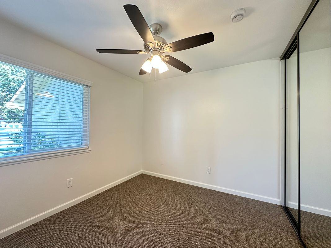 2912 E Brookside Ct - Photo 6 of 13