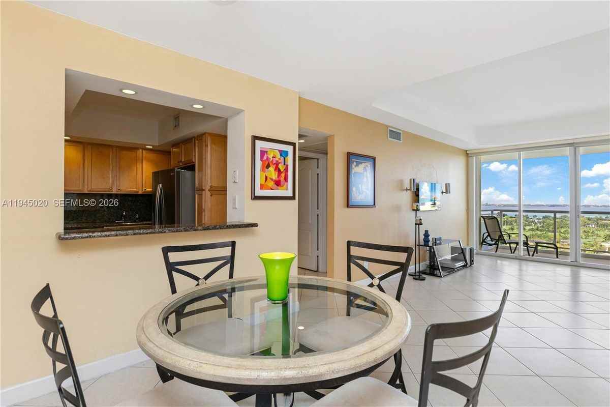 5600 Collins Ave ##17j - Photo 3 of 3