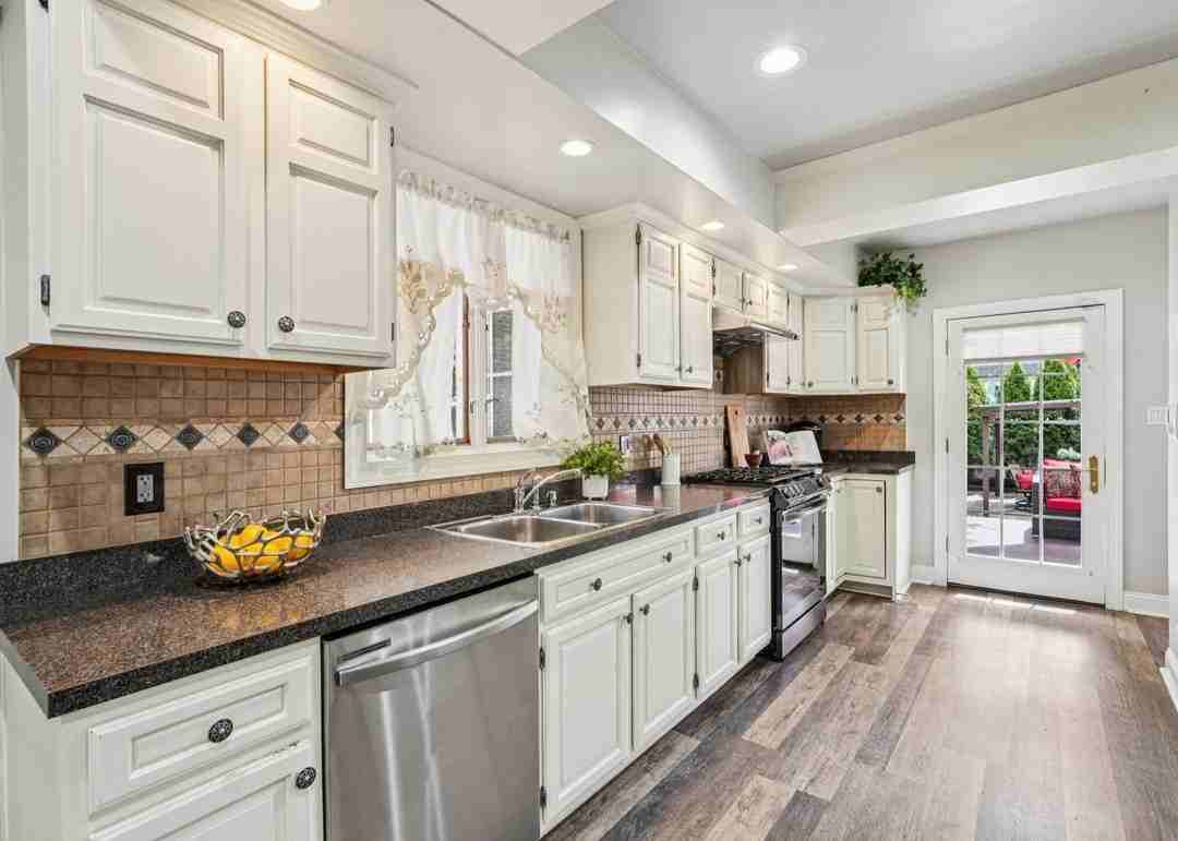 64 Manner Ave - Photo 3 of 23