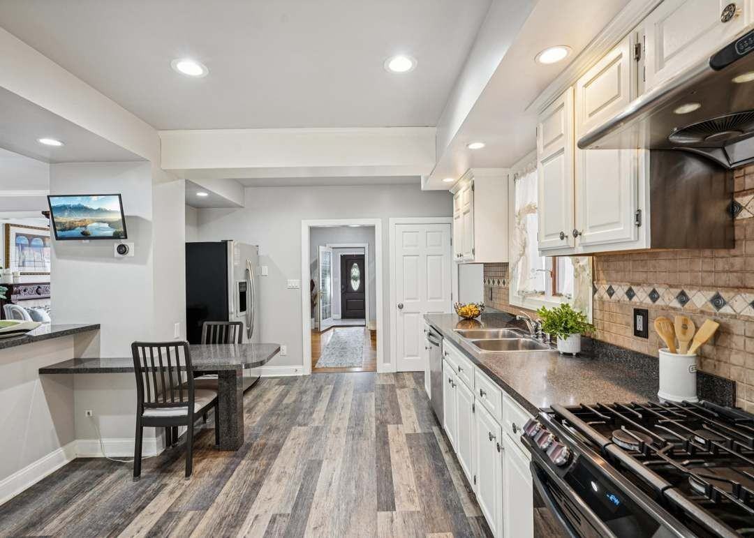 64 Manner Ave - Photo 4 of 23