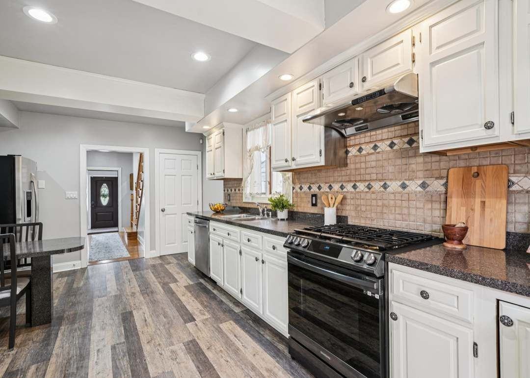 64 Manner Ave - Photo 5 of 23