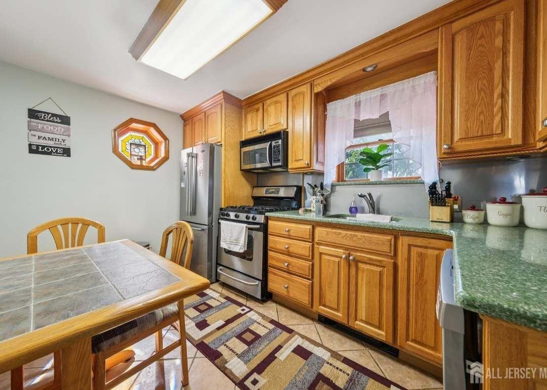 187 Hoover Ave - Photo 4 of 17