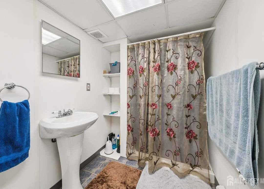 187 Hoover Ave - Photo 5 of 17