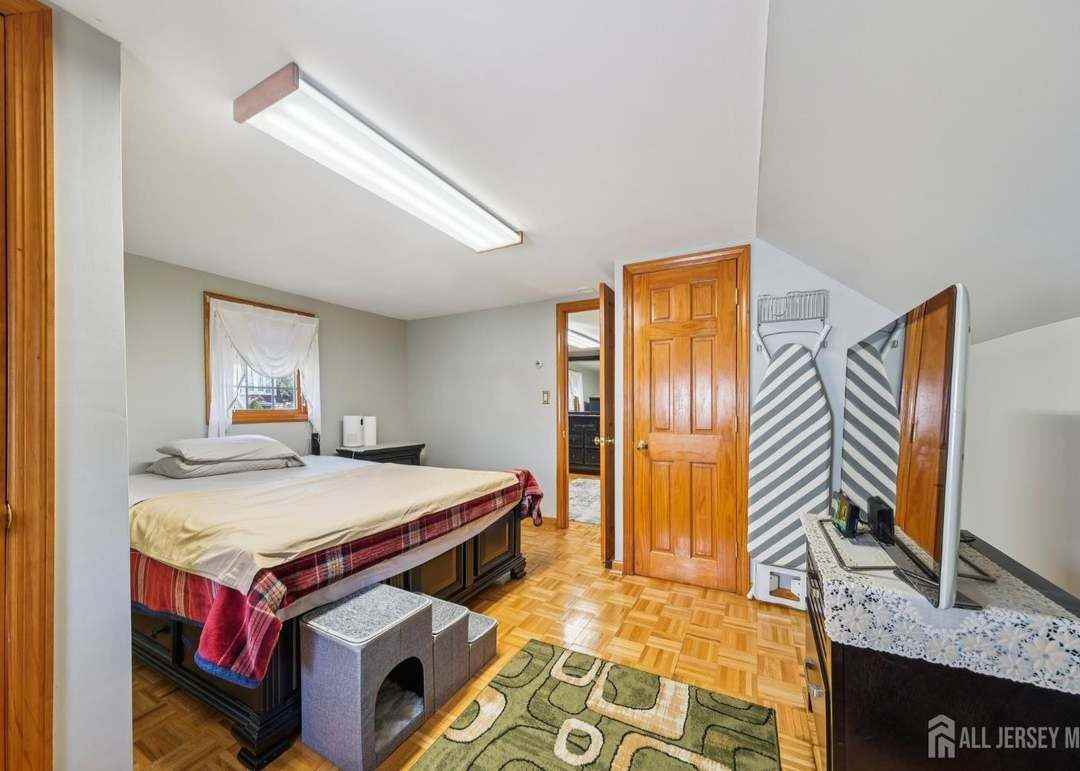 187 Hoover Ave - Photo 7 of 17