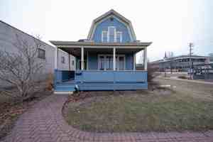 featured image of 128 2nd Ave W #1