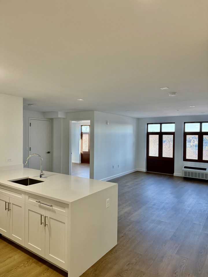 224 Gramatan Ave #6L