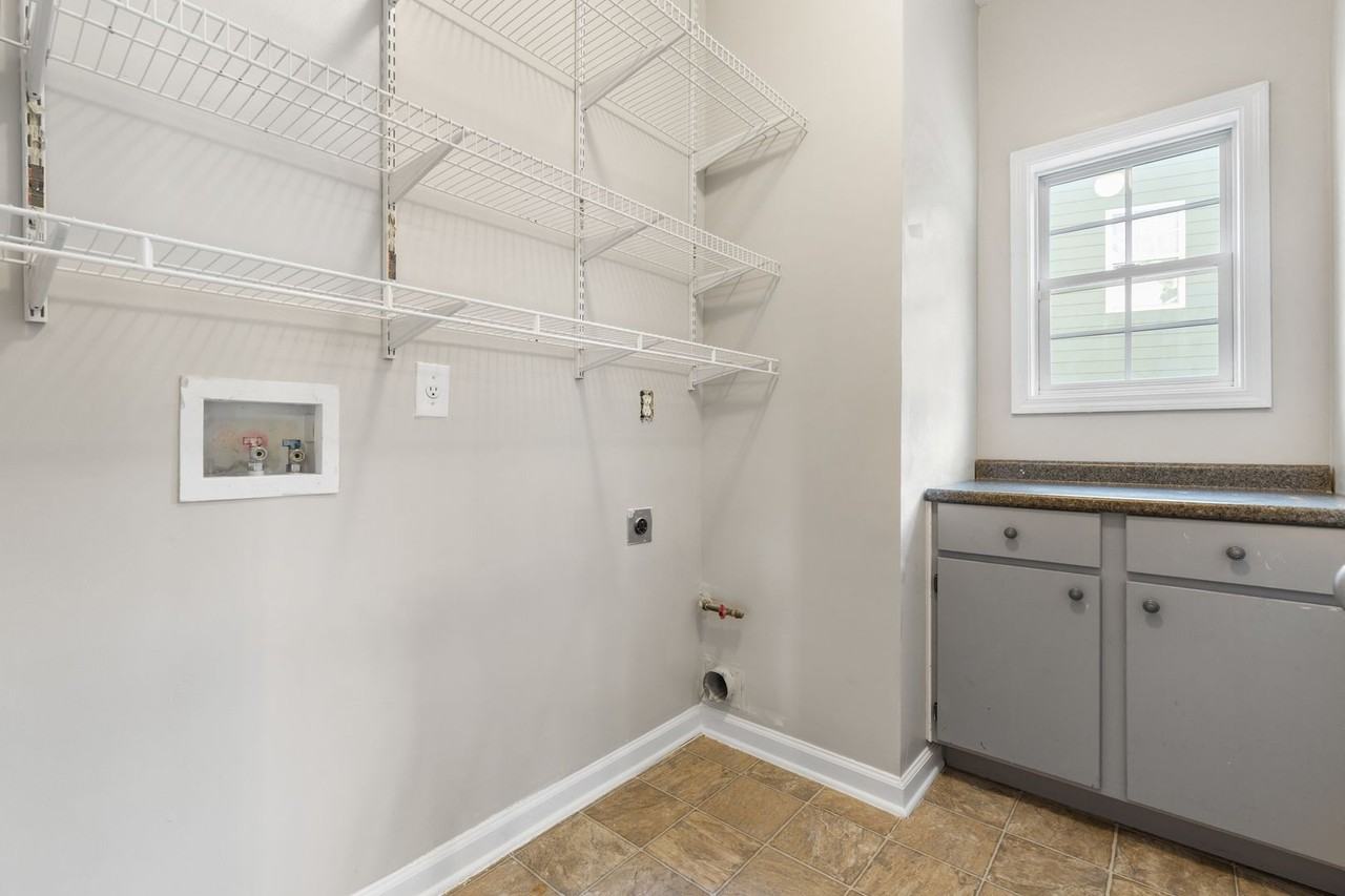 1360 Silvergate Dr - Photo 7 of 23