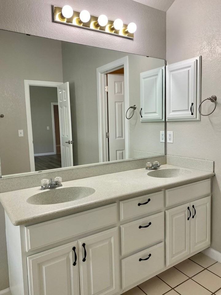 6609 Nw 133rd St - Photo 7 of 16