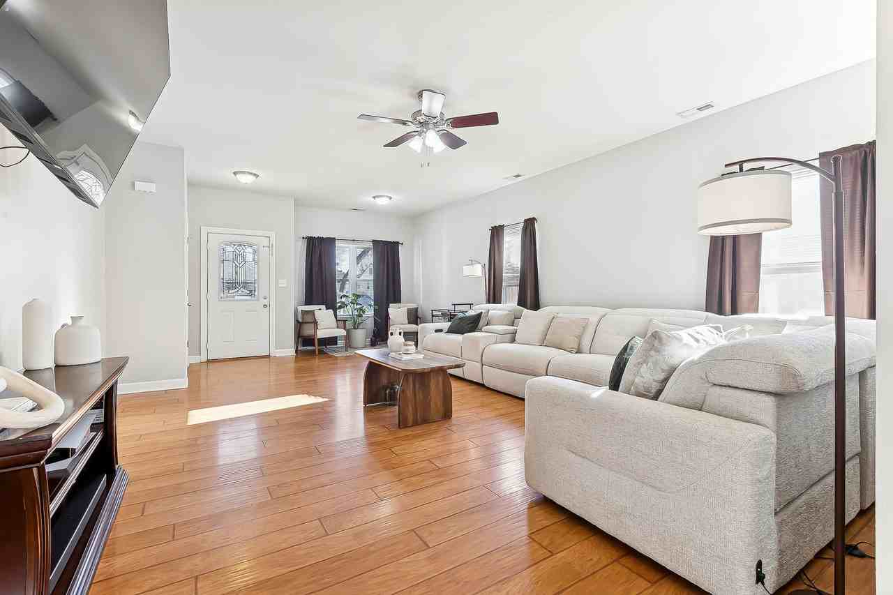 2421 Birch St - Photo 4 of 28