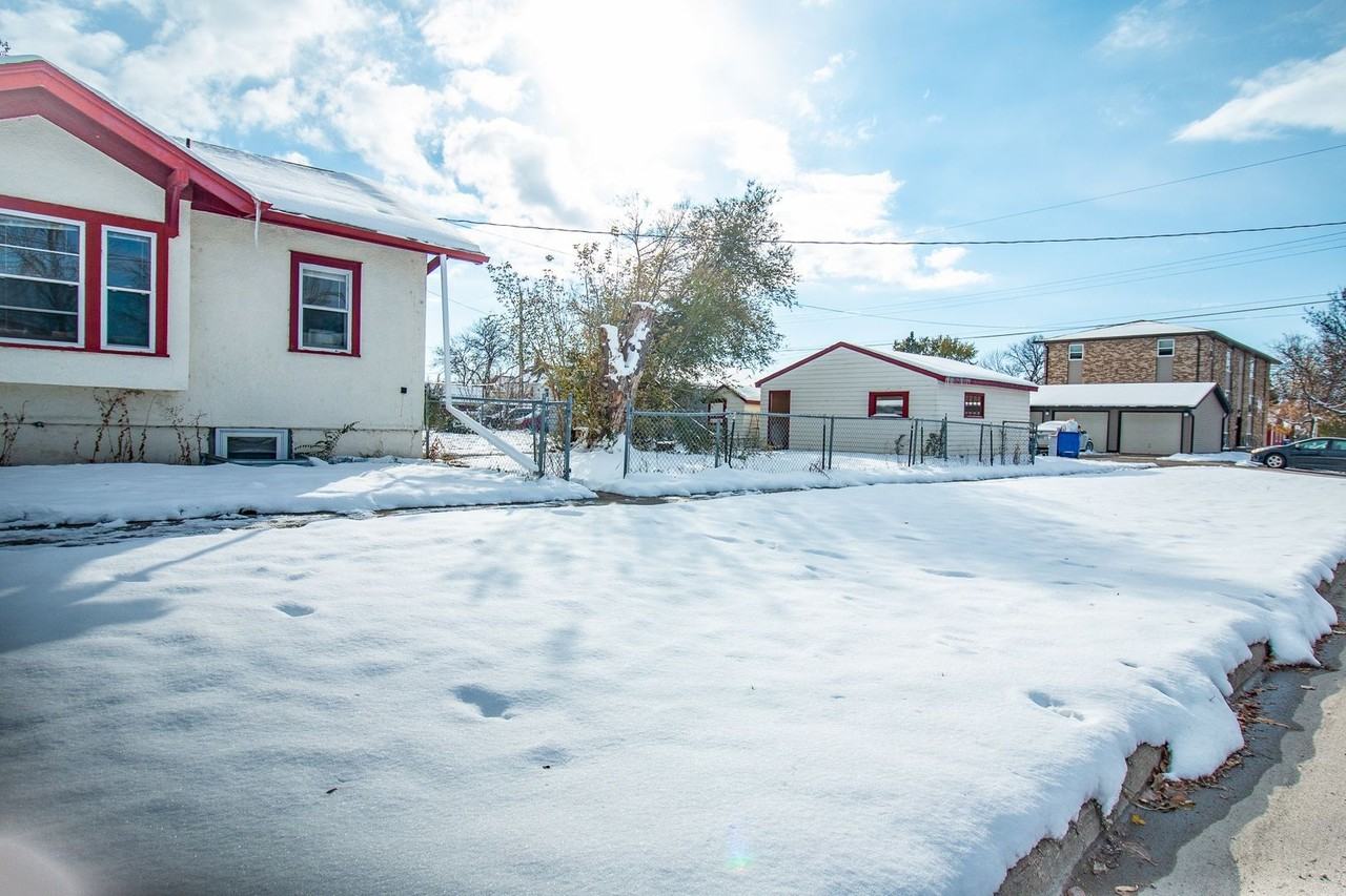 1044 16th St N - Photo 3 of 3