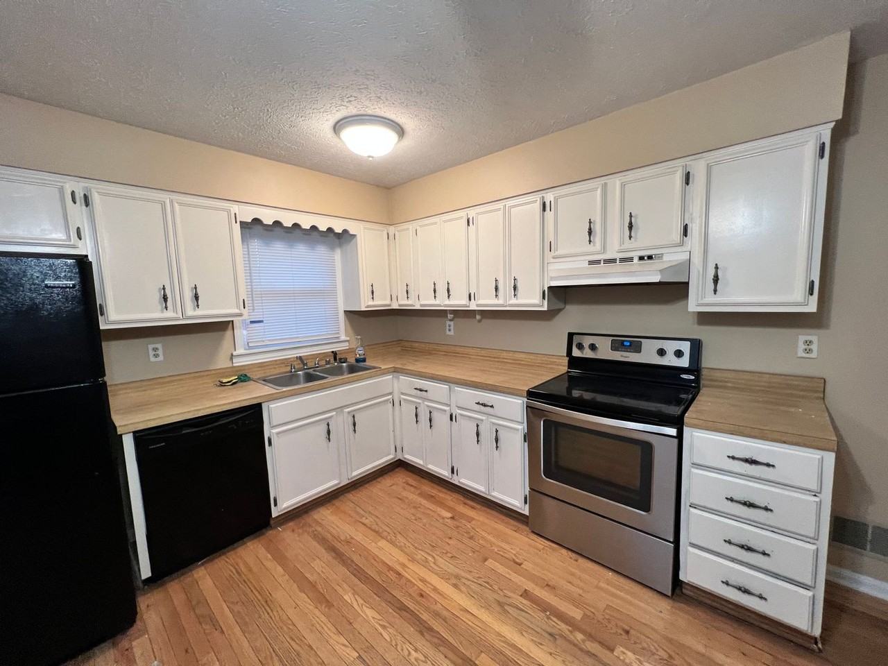 5207 Foraker Cir - Photo 2 of 14