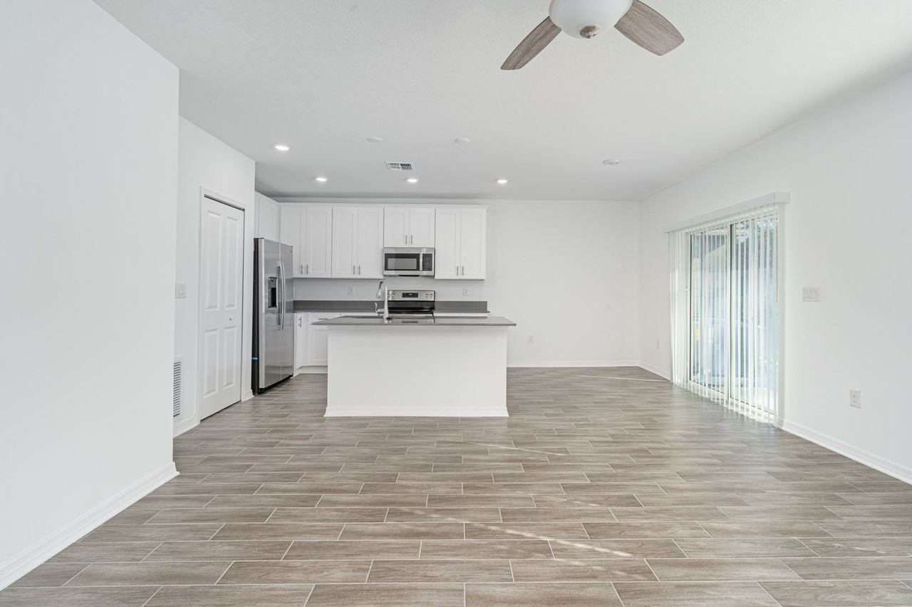 1106 Pacific Dunes Ct - Photo 4 of 17