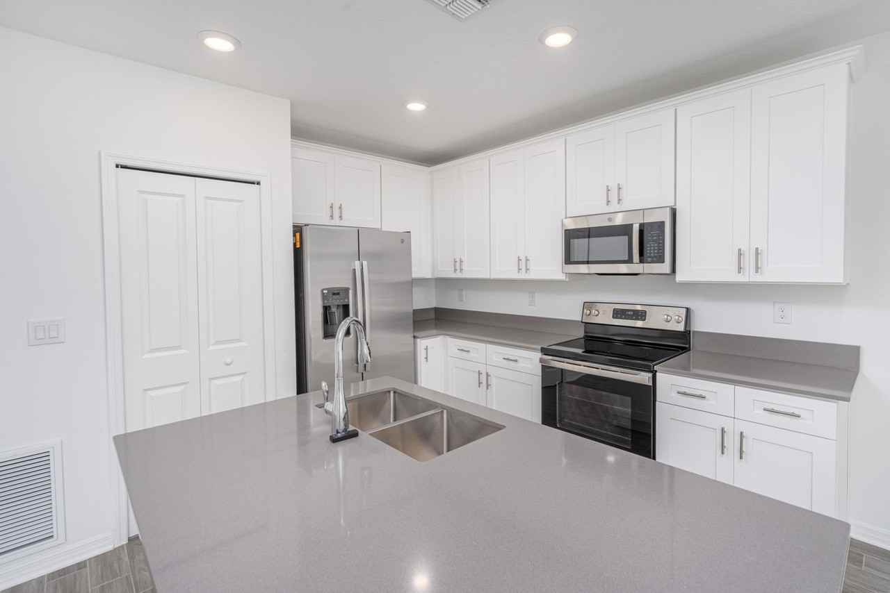 1106 Pacific Dunes Ct - Photo 7 of 17