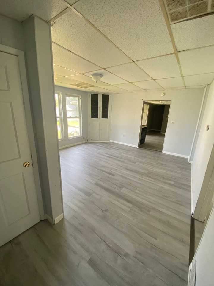 251 W 20th St - Photo 4 of 10