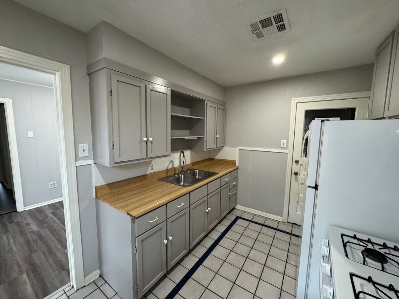 3801 Sleeper Ave - Photo 3 of 10