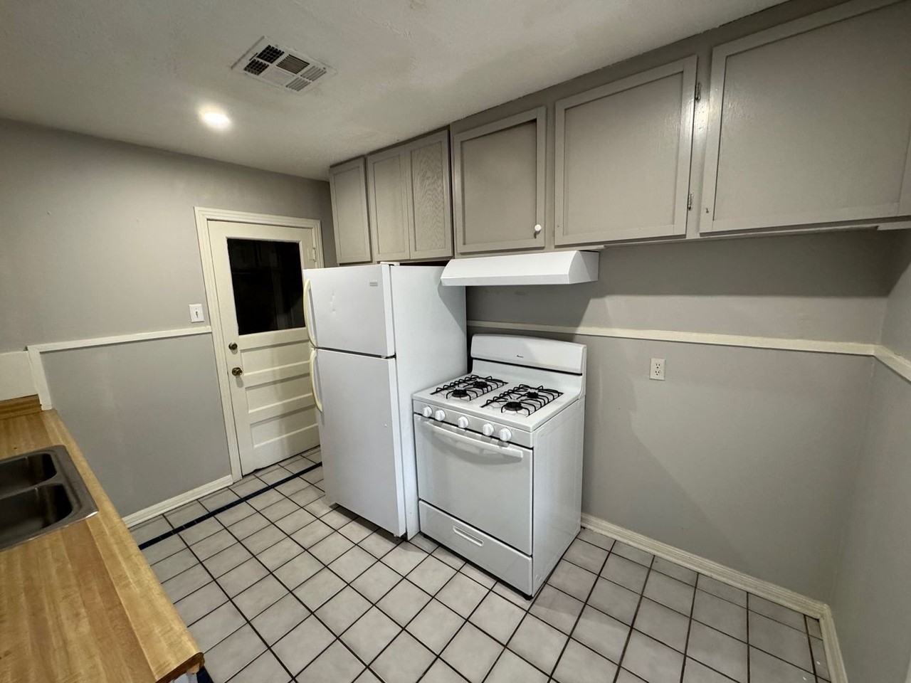 3801 Sleeper Ave - Photo 5 of 10