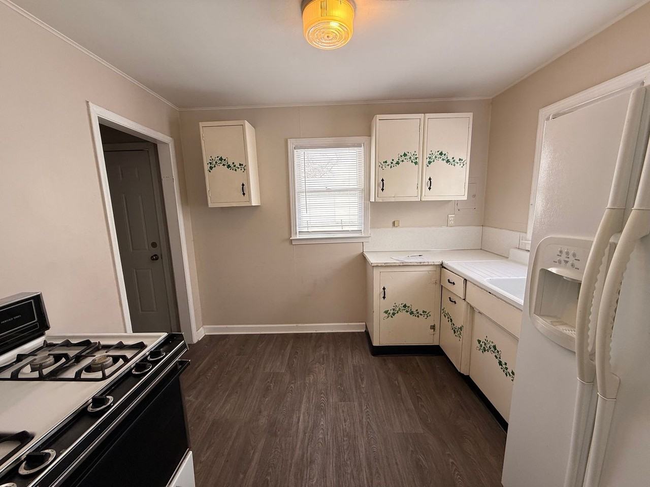 218 Walnut St - Photo 3 of 11