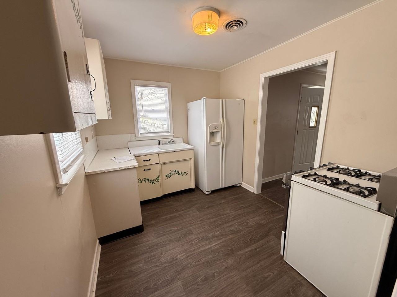 218 Walnut St - Photo 7 of 11