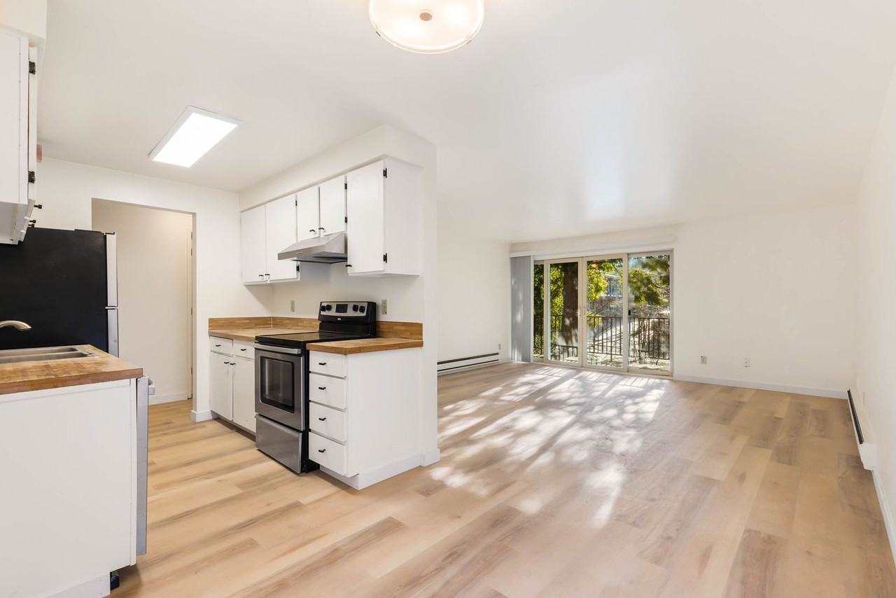 11004 Ne 68th St - Photo 2 of 19