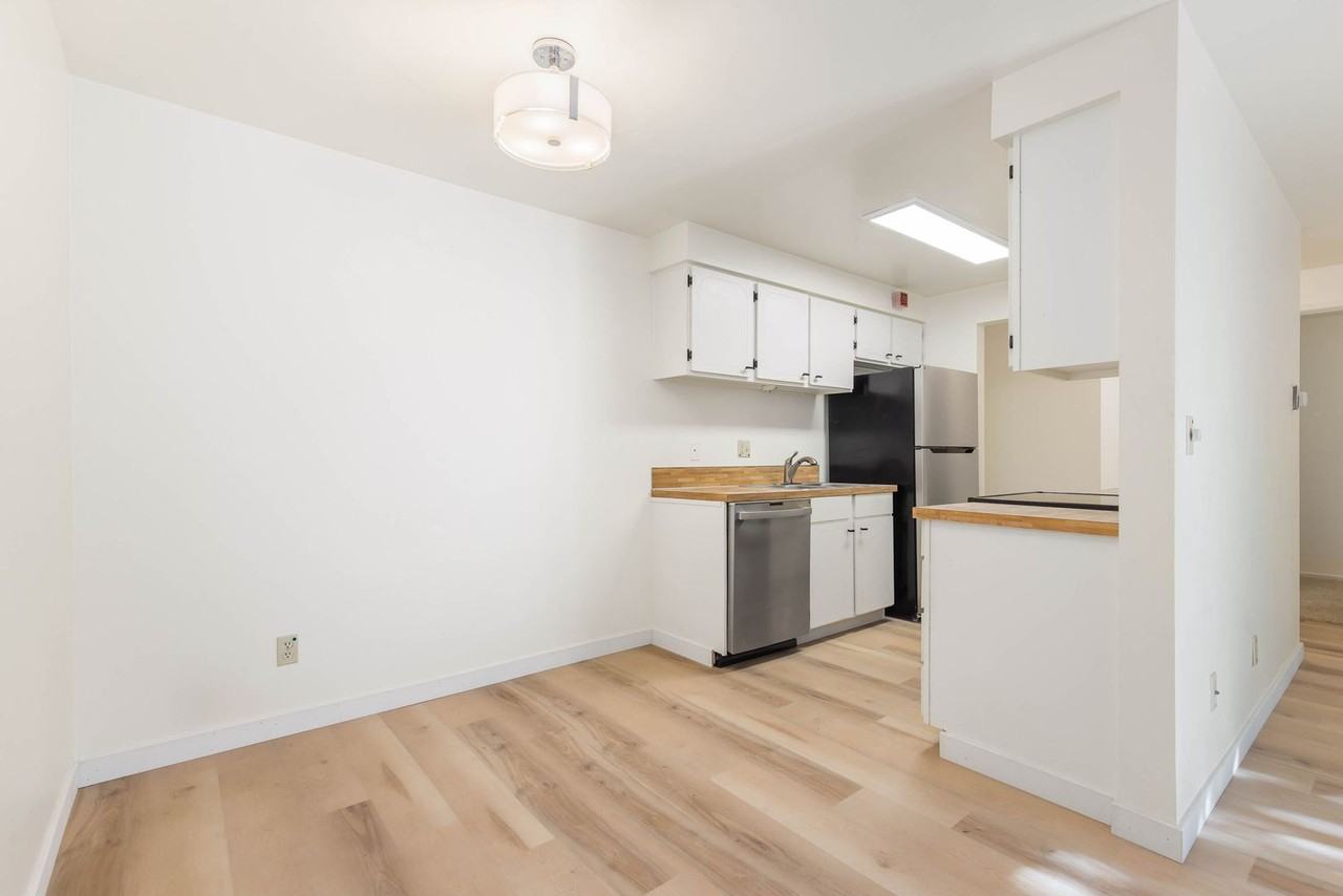 11004 Ne 68th St - Photo 6 of 19