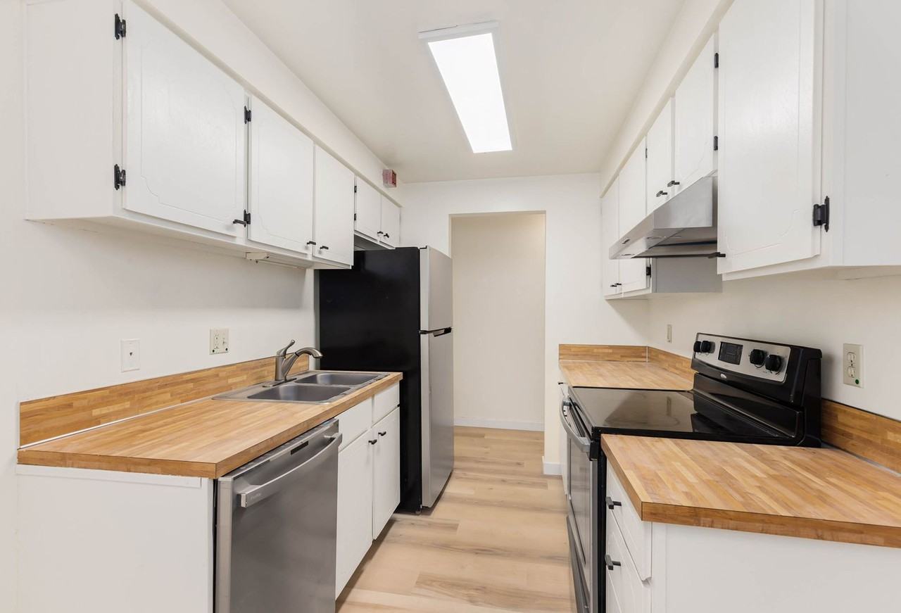 11004 Ne 68th St - Photo 5 of 19