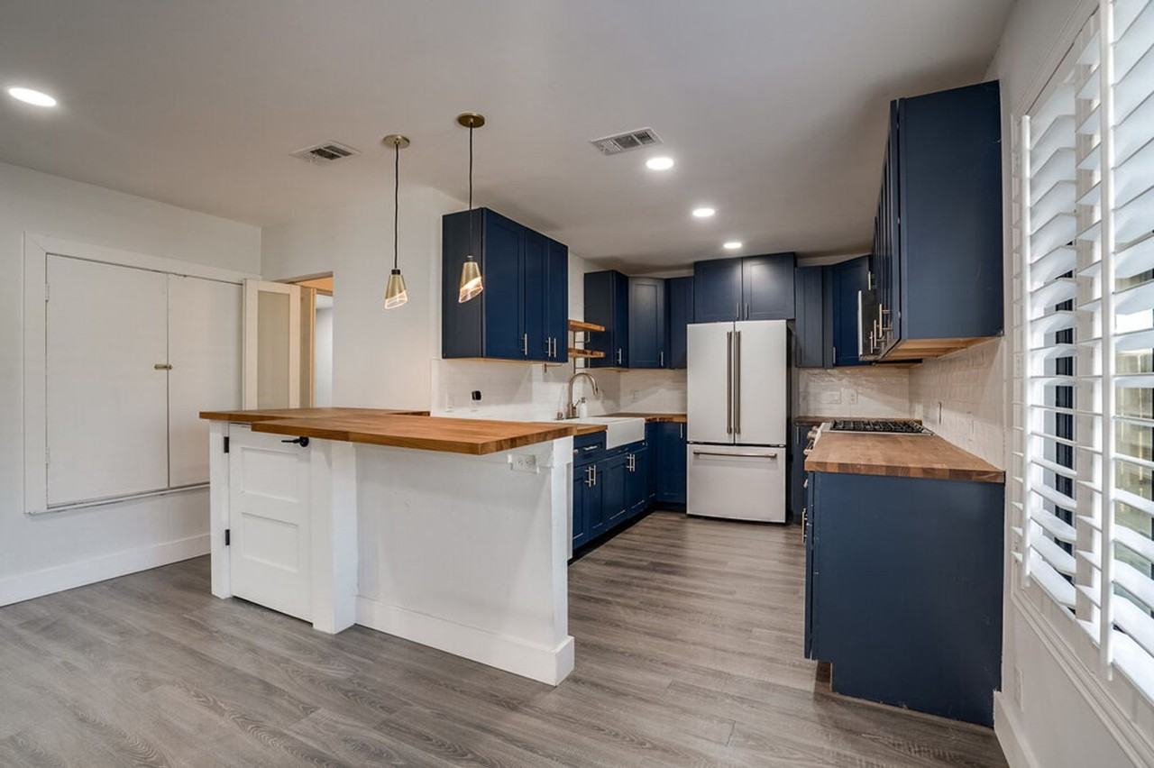 1043 Springdale Rd - Photo 5 of 20