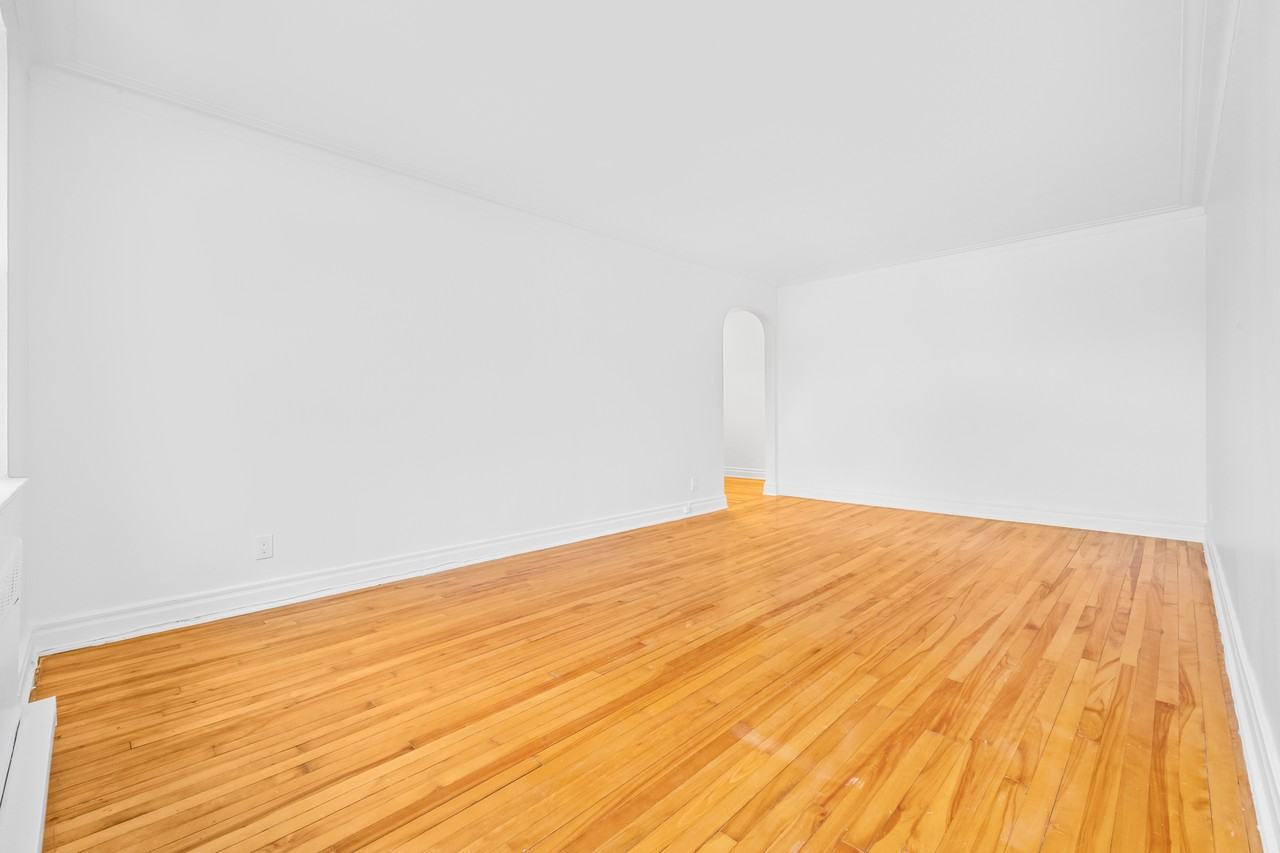 5830 Chemin de la Côte Saint Luc - Photo 2 of 11