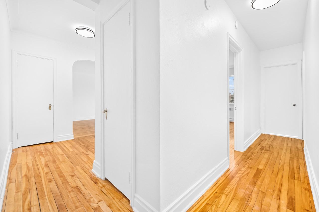 5830 Chemin de la Côte Saint Luc - Photo 3 of 11