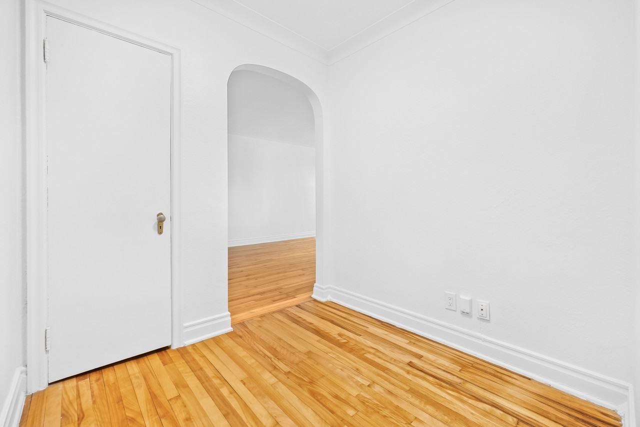 5830 Chemin de la Côte Saint Luc - Photo 5 of 11