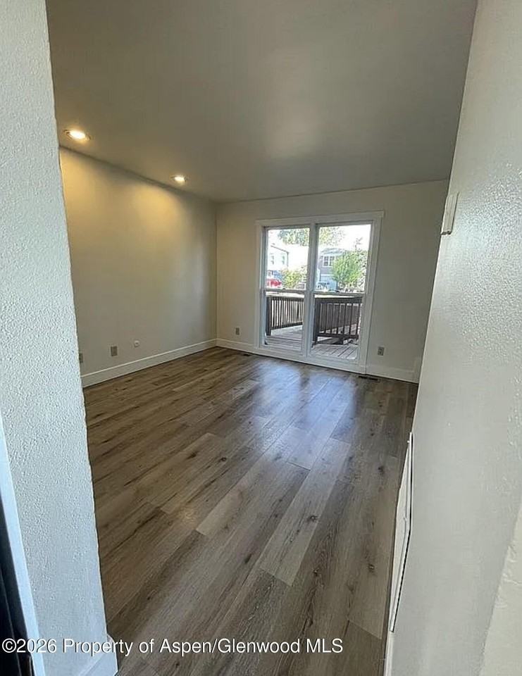 3882 W 6th St - Photo 3 of 19