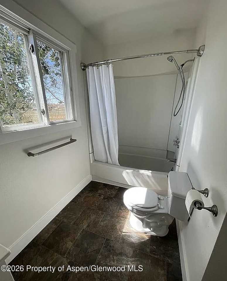 3882 W 6th St - Photo 4 of 19