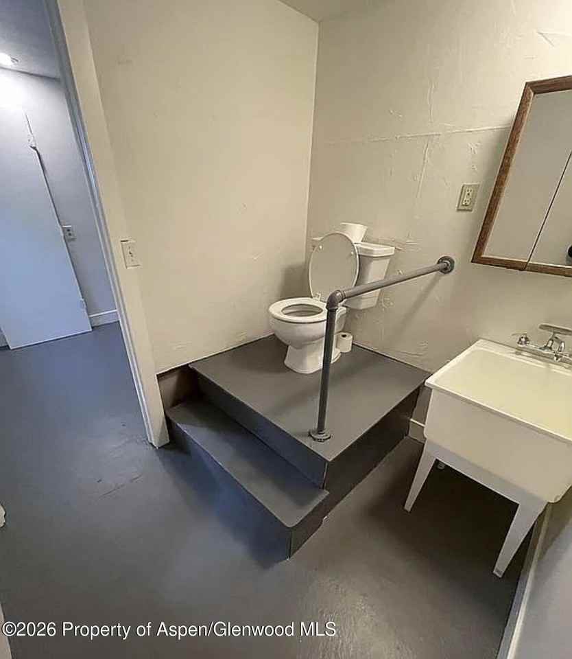 3882 W 6th St - Photo 6 of 19