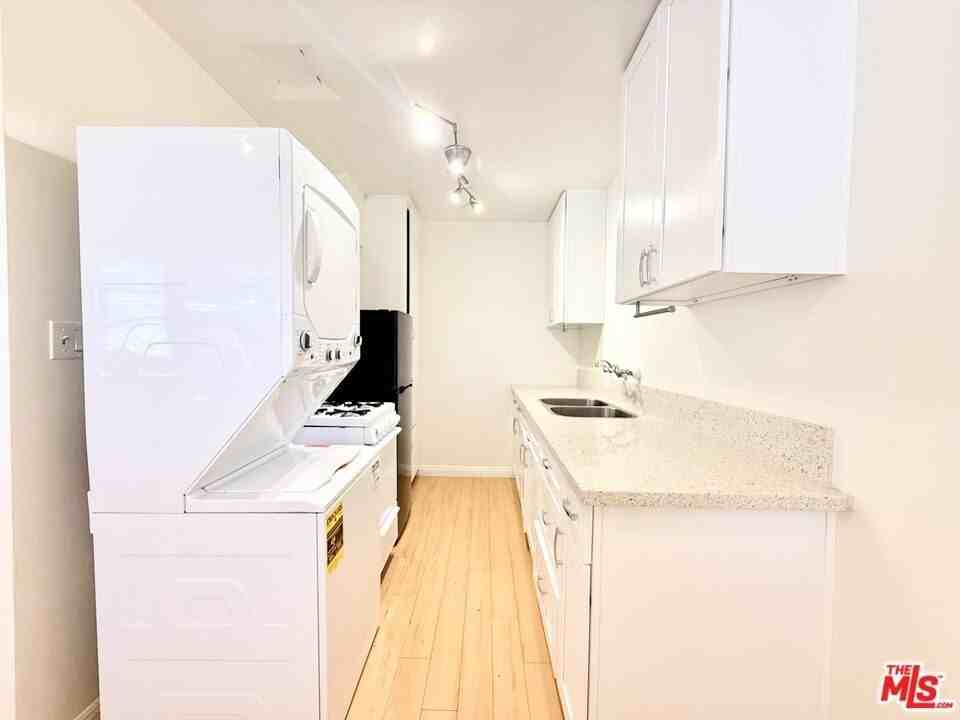 630 Westbourne Dr Apt B #B - Photo 4 of 15