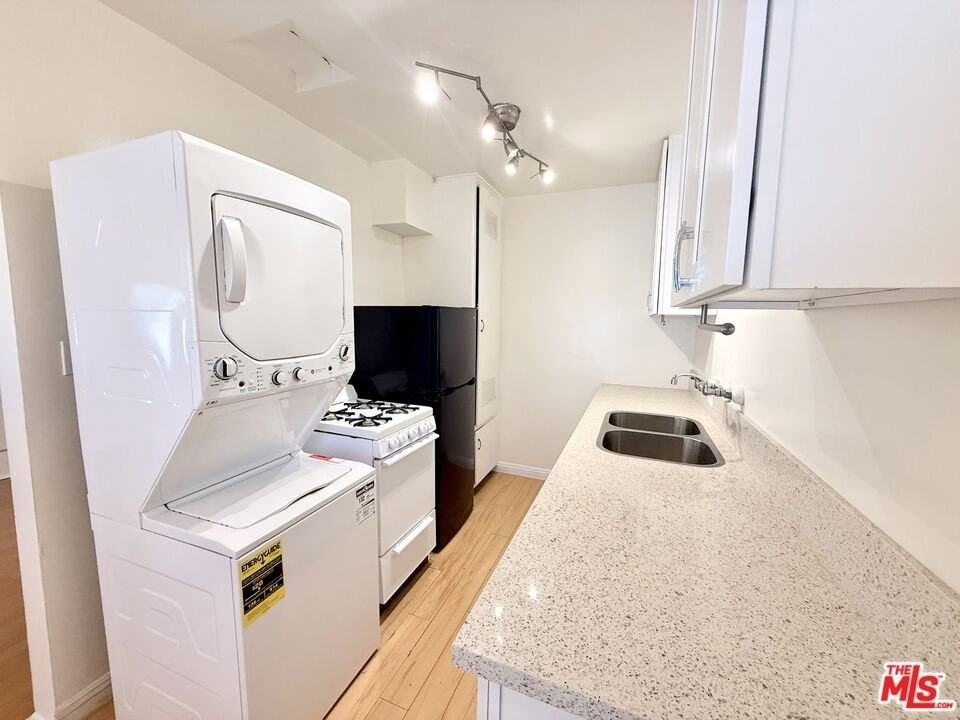 630 Westbourne Dr Apt B #B - Photo 5 of 15