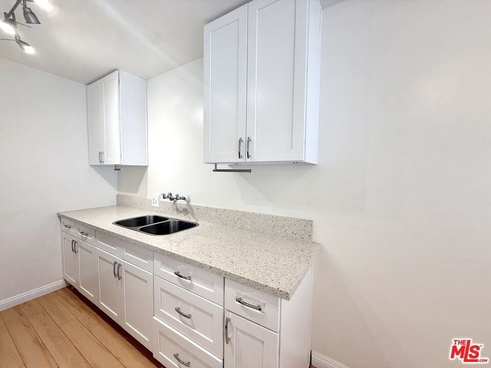 630 Westbourne Dr Apt B #B - Photo 6 of 15