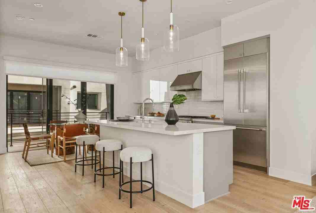 3218 S Barrington Ave - Photo 2 of 24