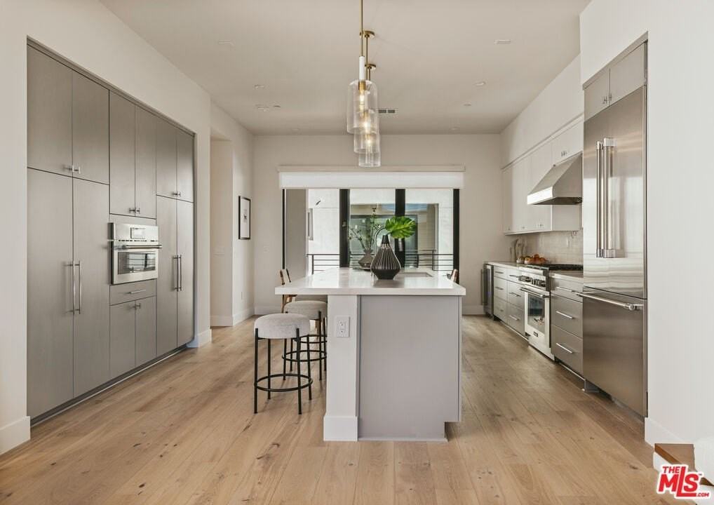 3218 S Barrington Ave - Photo 3 of 24