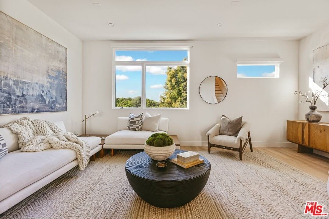 3218 S Barrington Ave - Photo 6 of 24